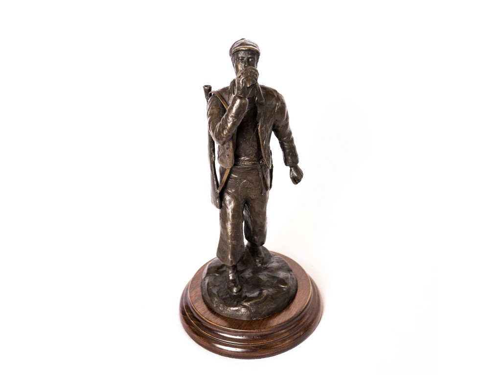 Bronce de perrero con caracola de Lucio Relaño