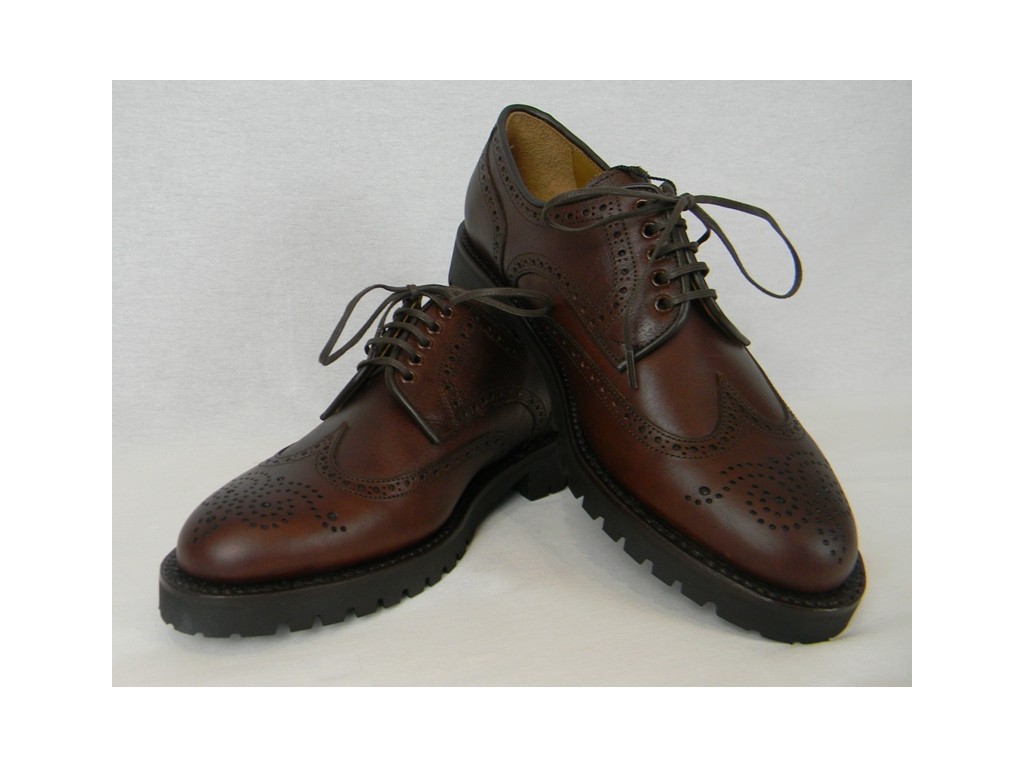 Zapato picado de cuero con cordones y suela de goma en Serbal