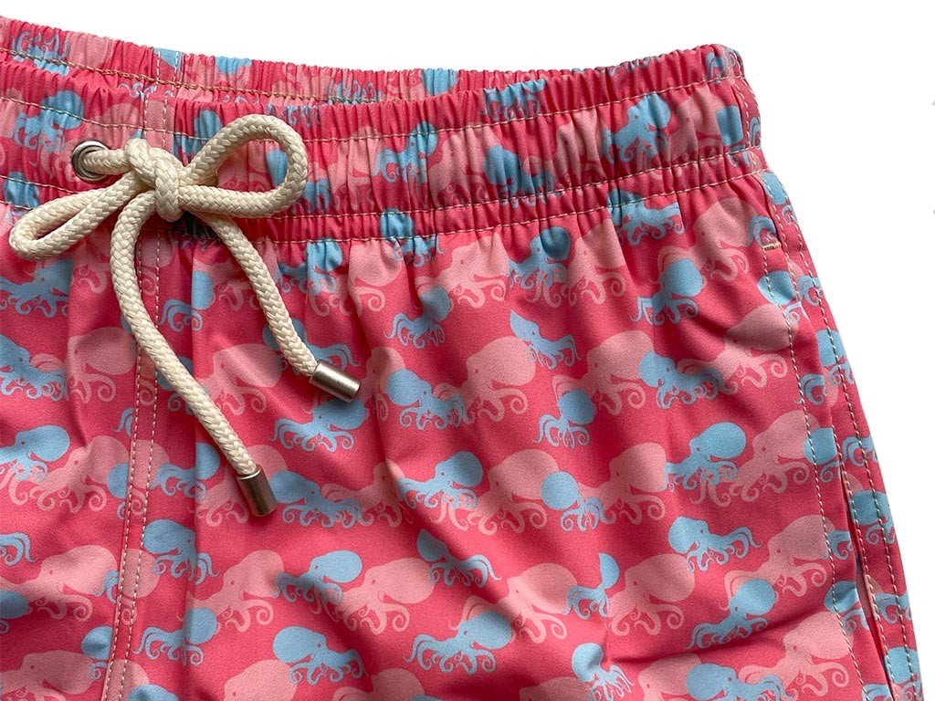 Traje de baño color coral con estampado de pulpos