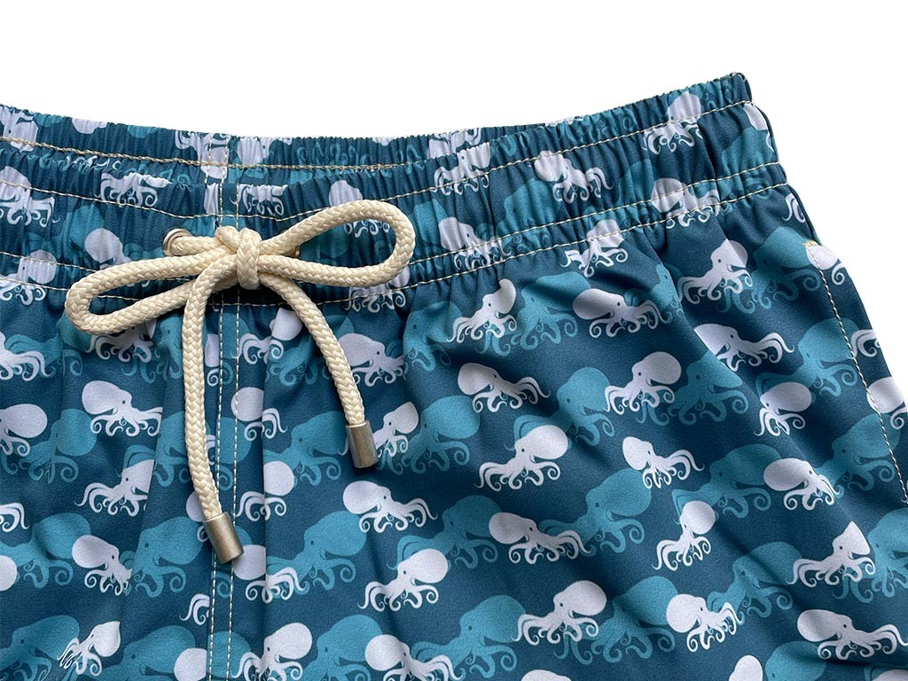 Traje de baño de color turquesa con estampado de pulpos