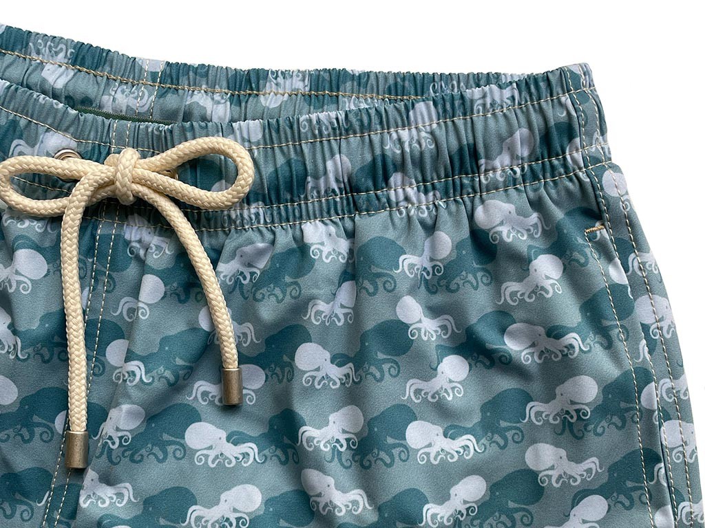 Traje de baño con estampado de pulpos de color verde