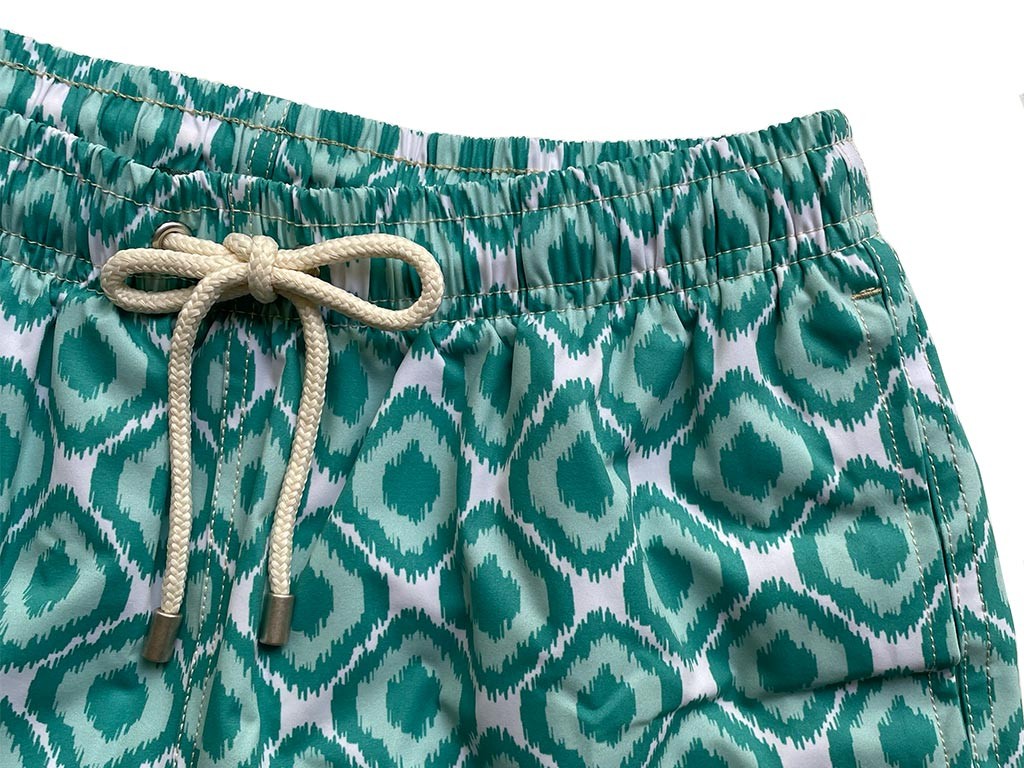 Traje de baño verde con estampado de rombos en tonos verde y blanco