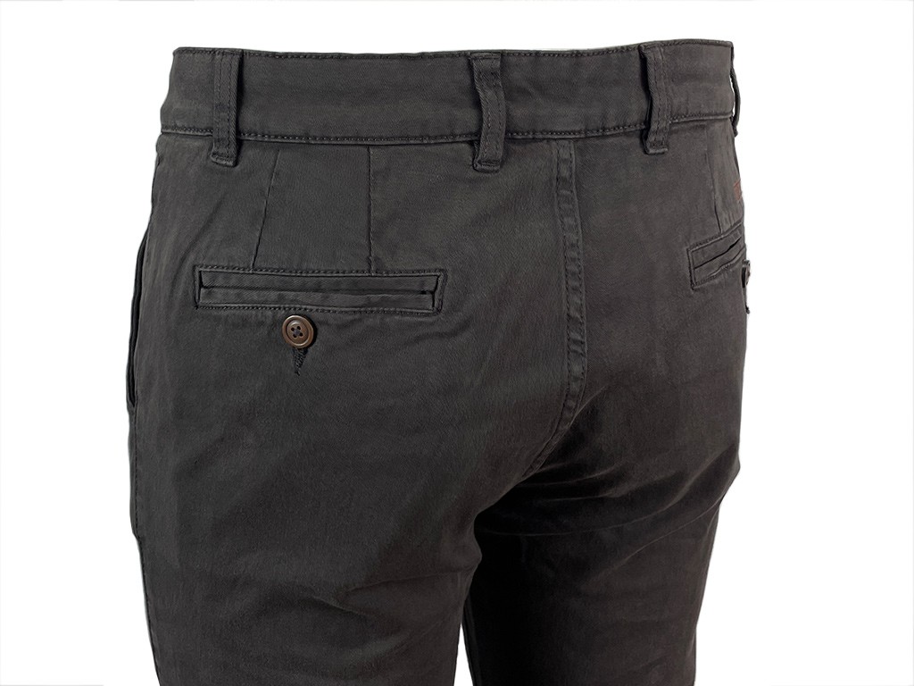 Pantalón chino color marrón