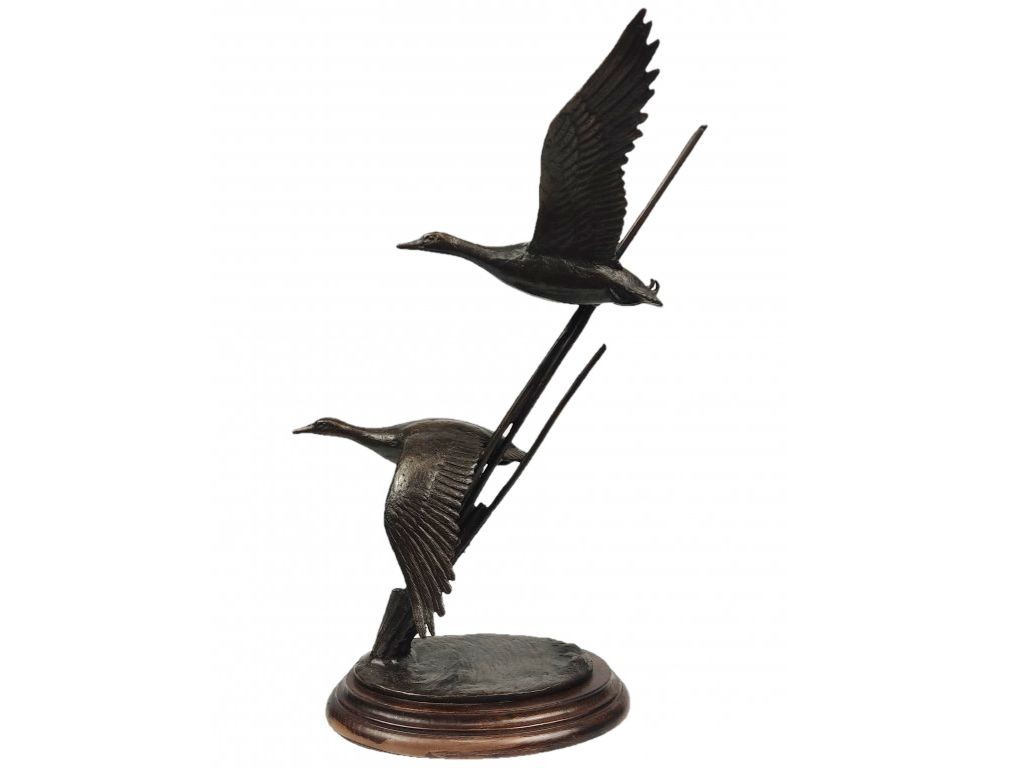 Bronce de pareja de patos volando de Relaño