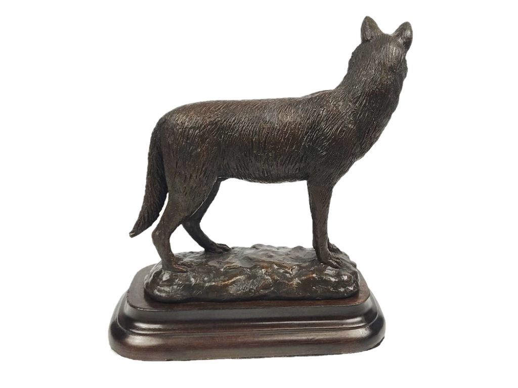 Bronce de lobo oteando de Lucio Relaño