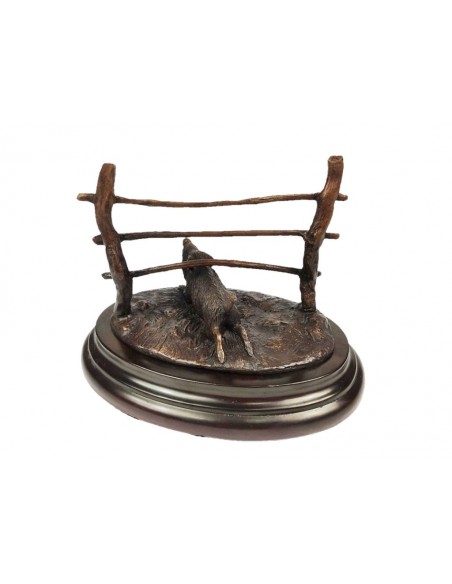 Bronce de Relaño de cochino pasando por una gatera