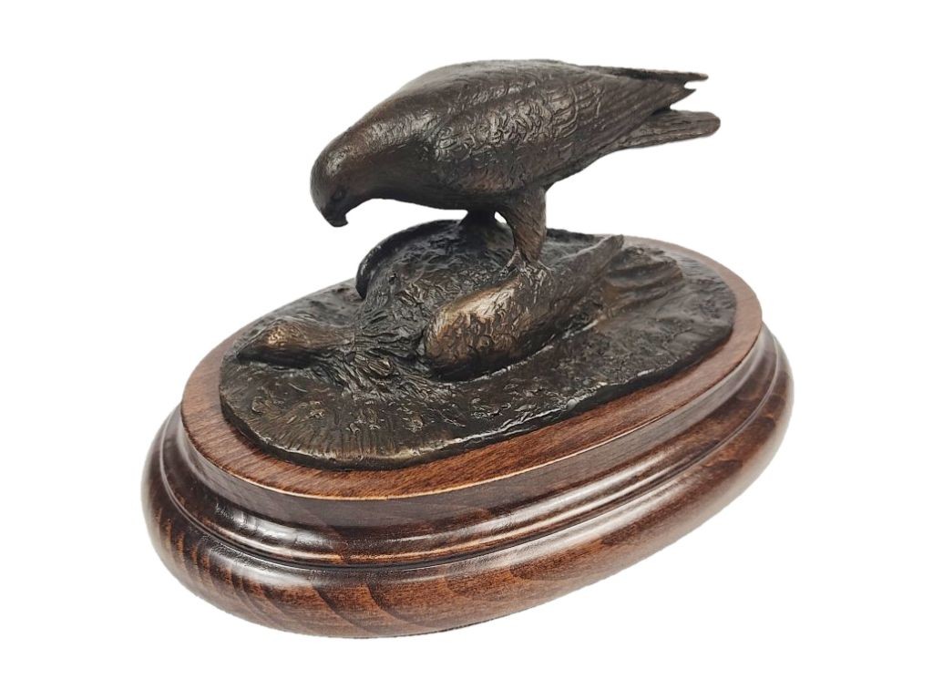 Bronce de halcón y hubara de Lucio Relaño.