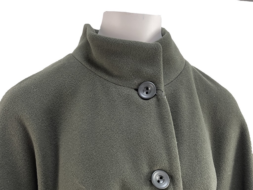Abrigo-capa verde con cinturón