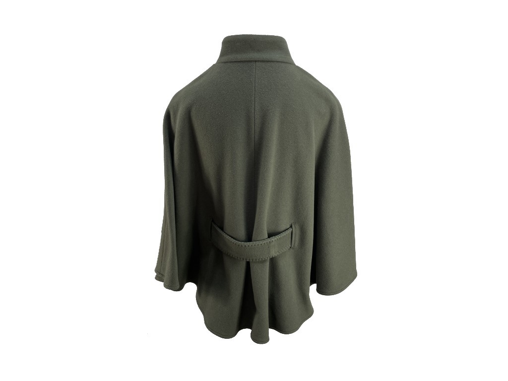 Abrigo-capa verde con cinturón