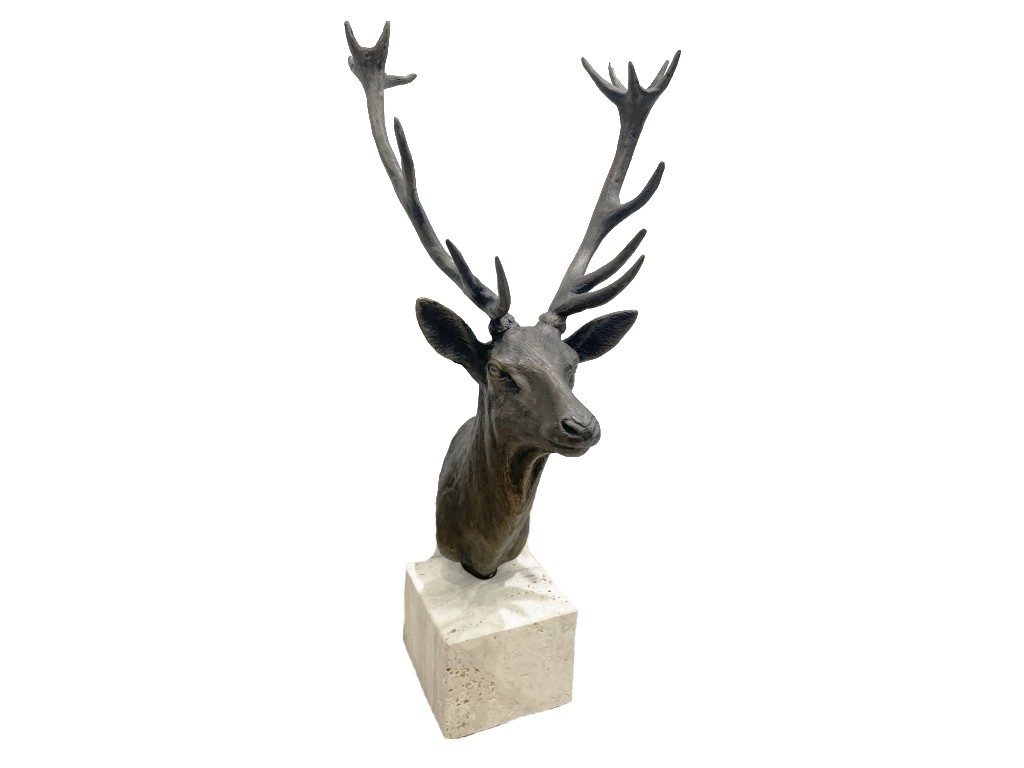 Bronce de cabeza de venado con peana del artesano Lucio Relaño