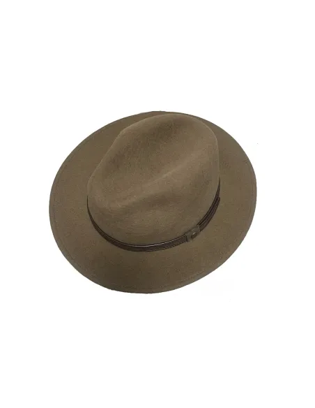 Sombrero de fieltro camel, en Serbal siempre elegante.