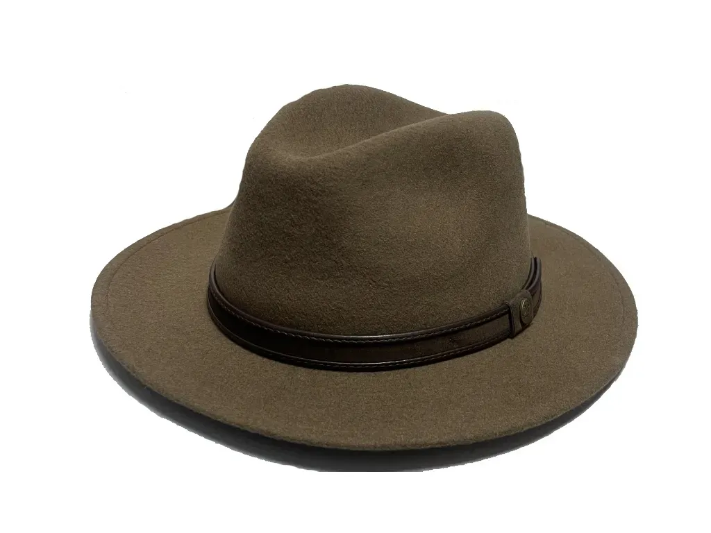 Sombrero de fieltro camel, en Serbal siempre elegante.