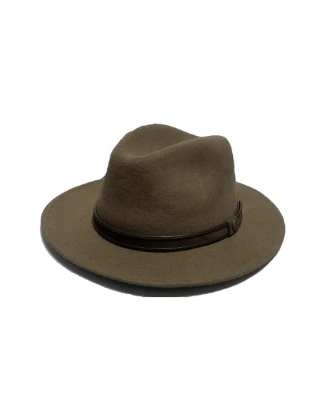 Sombrero de fieltro camel, en Serbal siempre elegante.