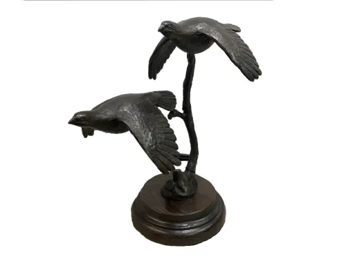 Bronce pequeño de dos perdices volando del artista Lucio Relaño