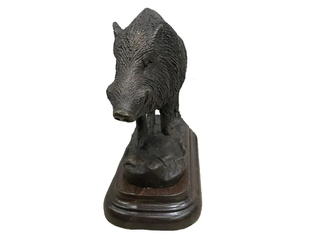 Bronce de jabalí andando del autor Lucio Relaño