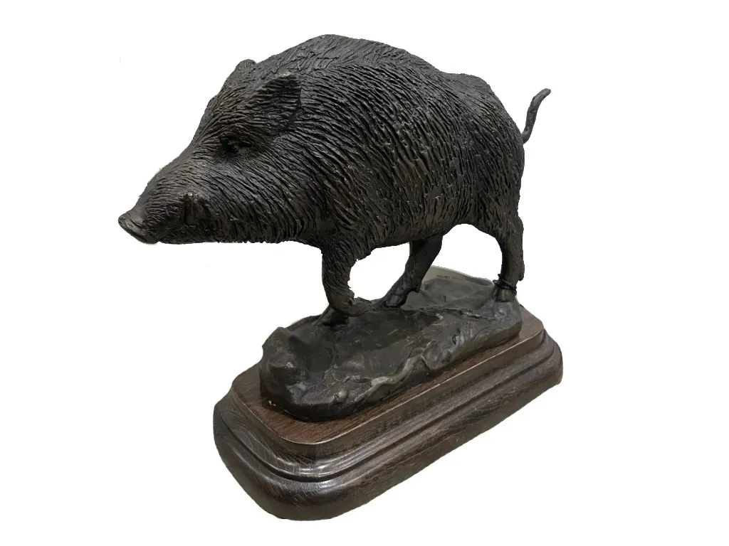Bronce de jabalí andando del autor Lucio Relaño