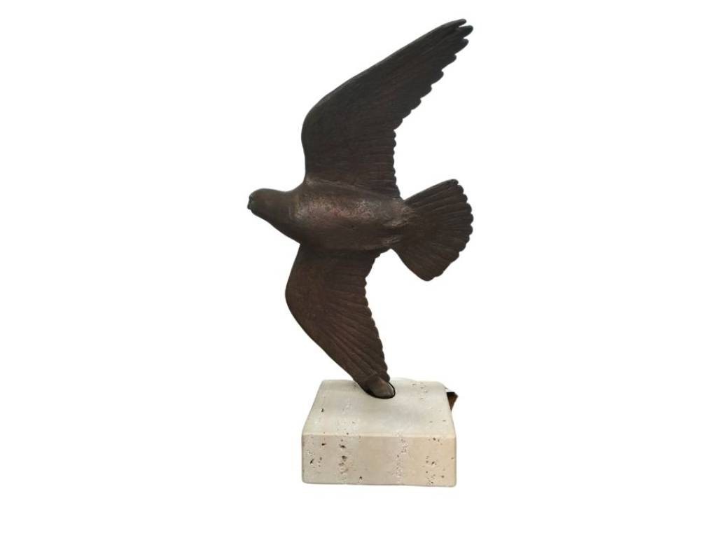Bronce pequeño de halcón volando de Lucio Relaño