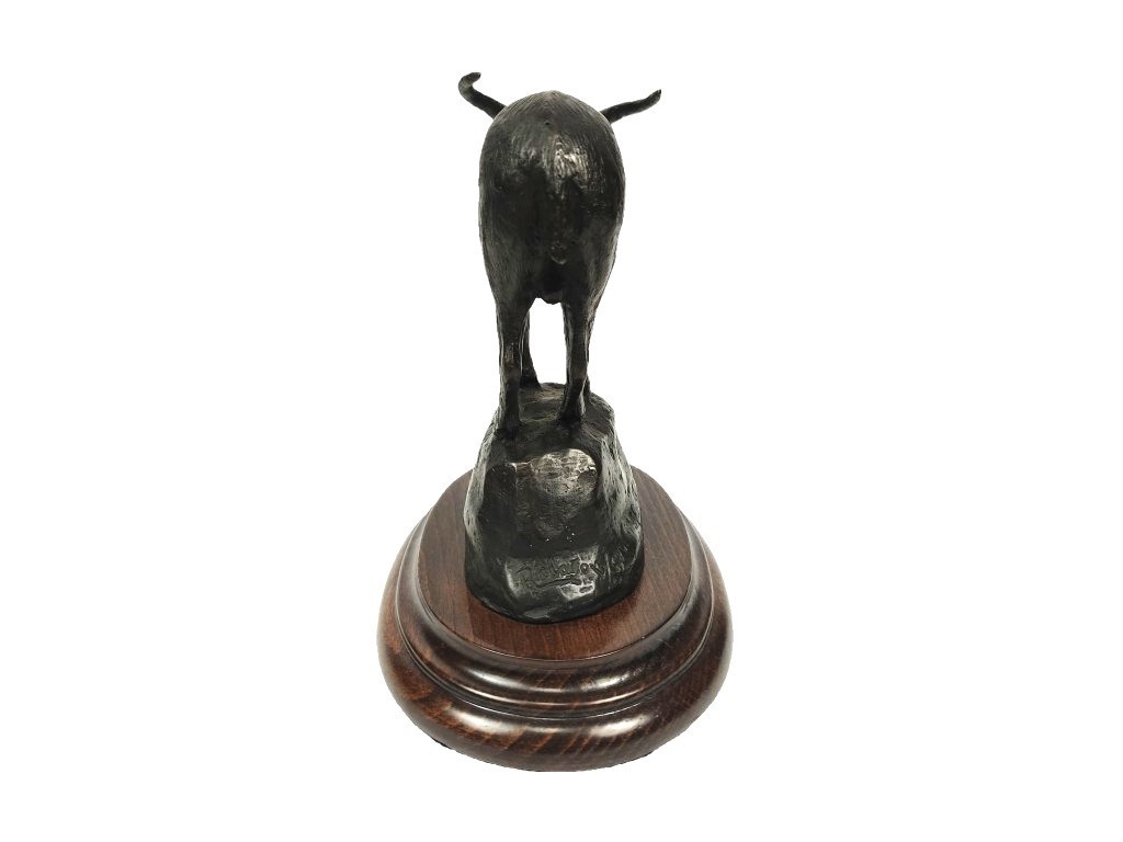 Bronce cabra montés sobre roca del autor Lucio Relaño