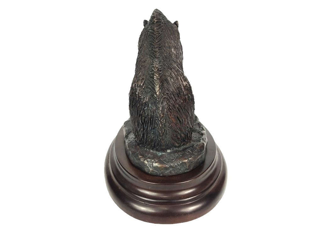 Bronce de jabalí bañándose del artista Lucio Relaño
