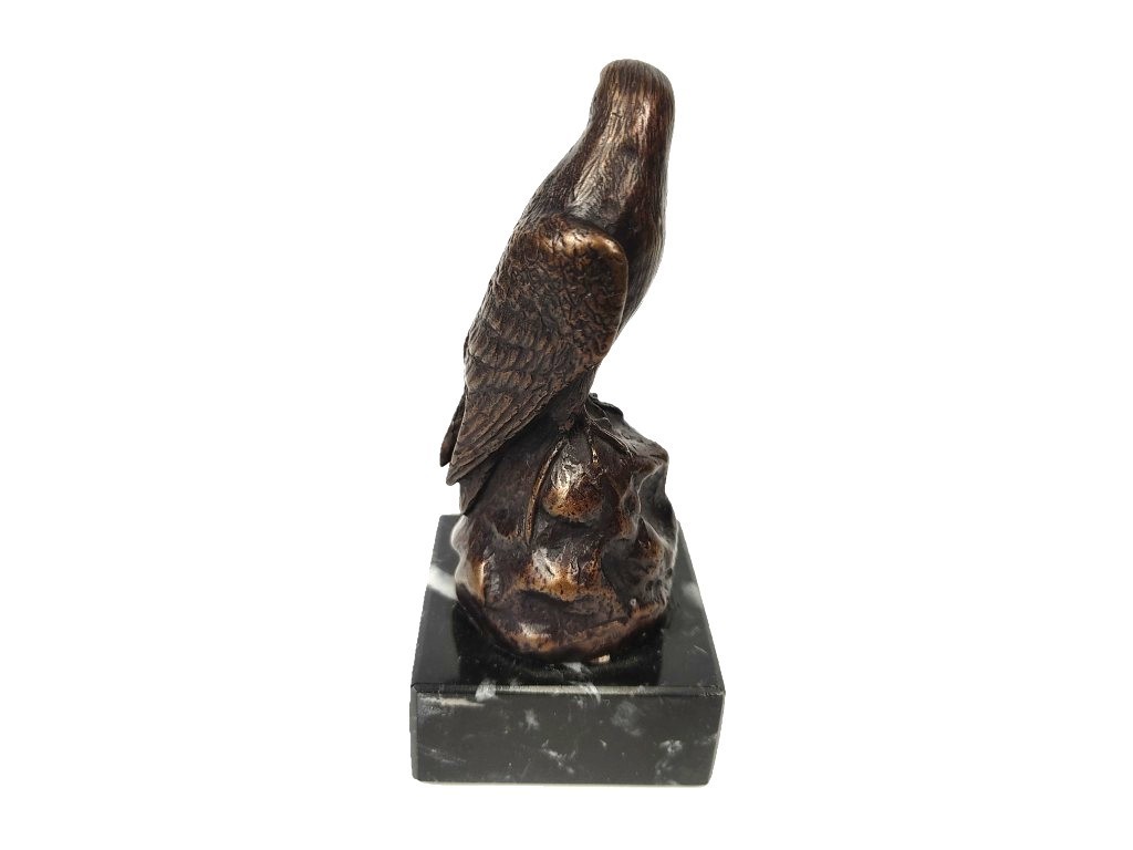 Bronce pequeño de halcón con base de mármol del autor Lucio Relaño