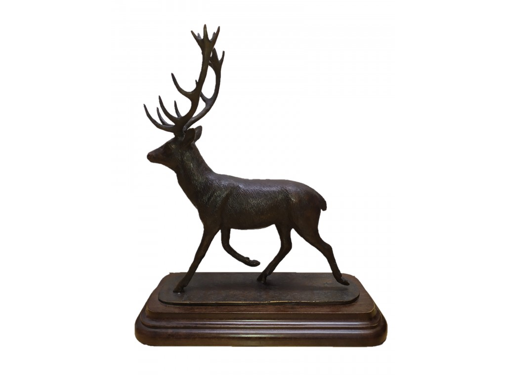 Bronce de venado andando de Lucio Relaño