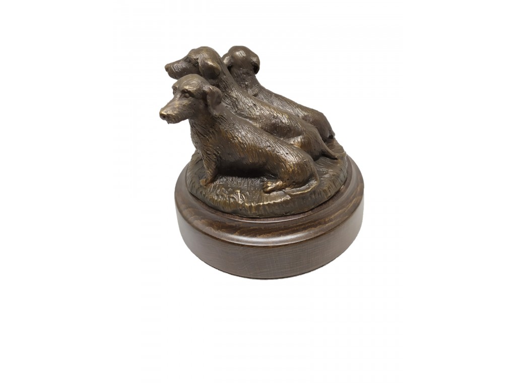 Bronce de tres teckels sentados del autor Lucio Relaño