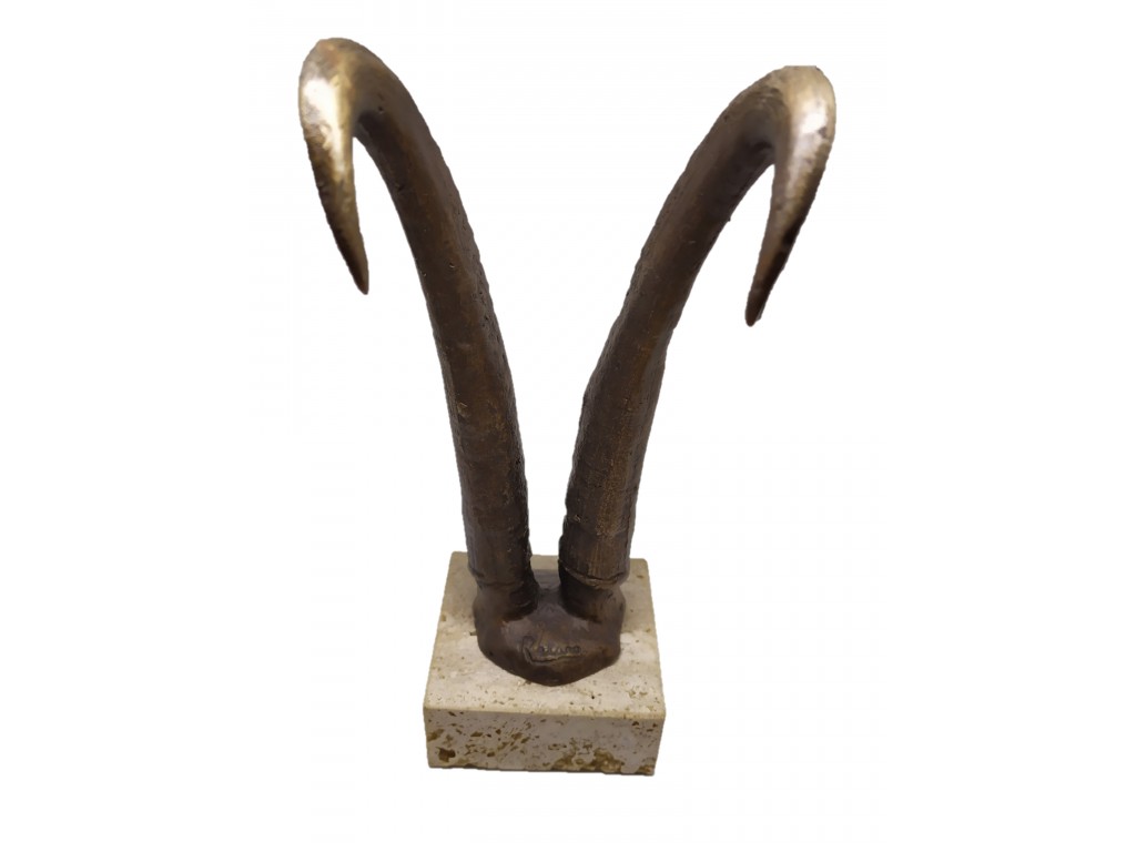 Bronce cuerna rebeco base mármol
