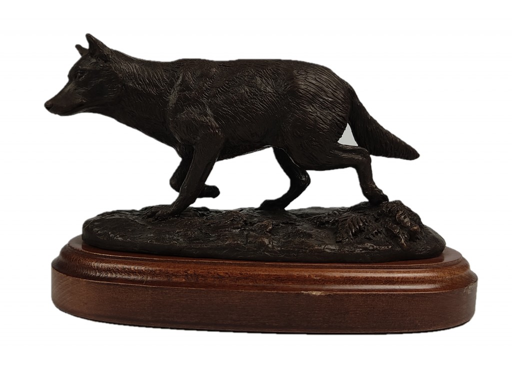 Bronce lobo cazando