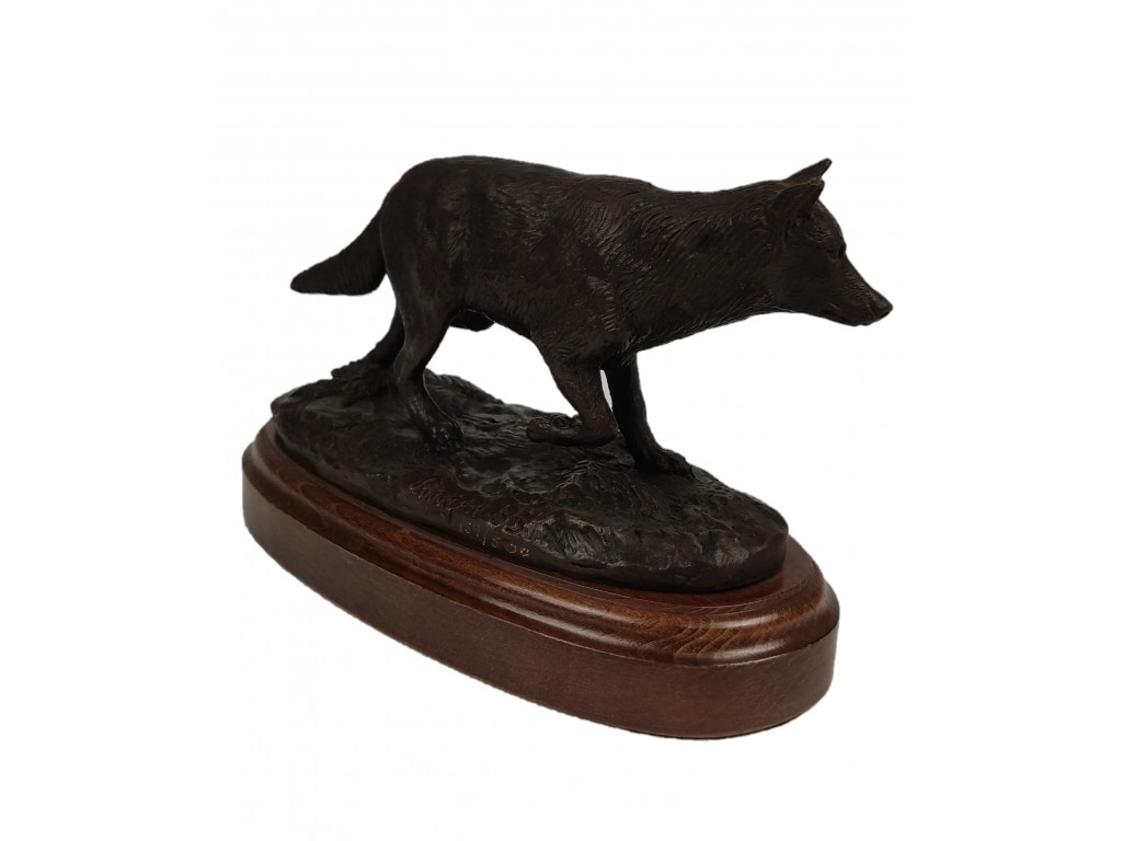 Bronce lobo cazando