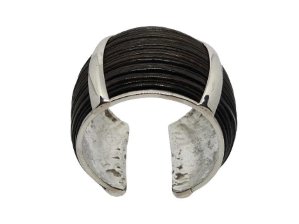 Brazalete de plata martelé con pelo de elefante