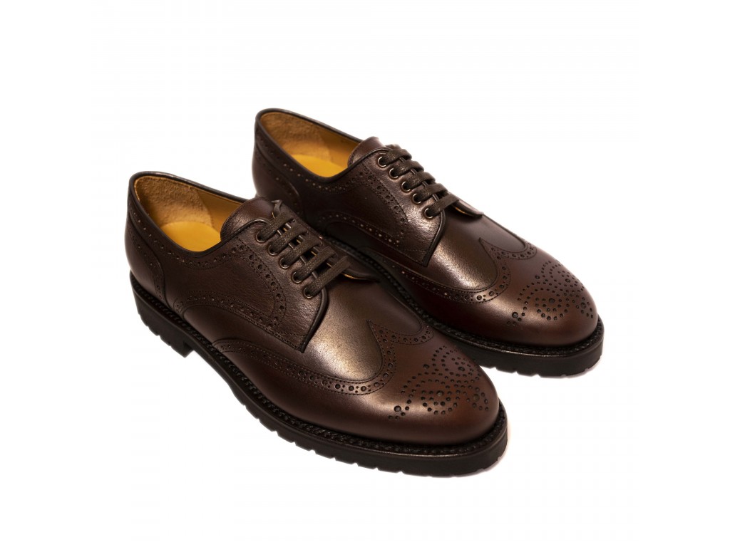 Zapato picado de cuero con cordones y suela de goma en Serbal