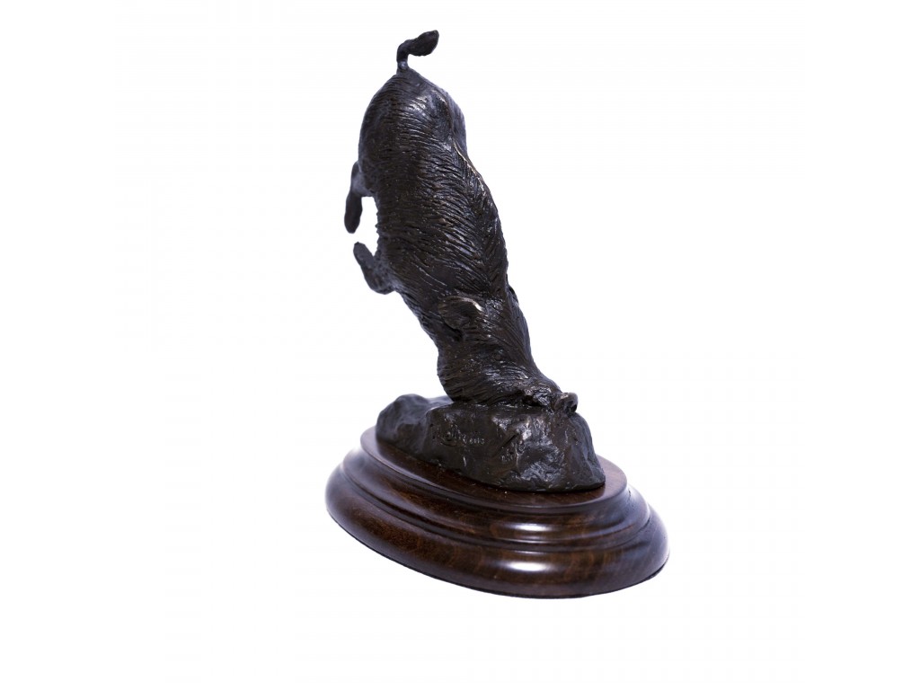 Bronce mediano de cochino abatido del autor Lucio Relaño