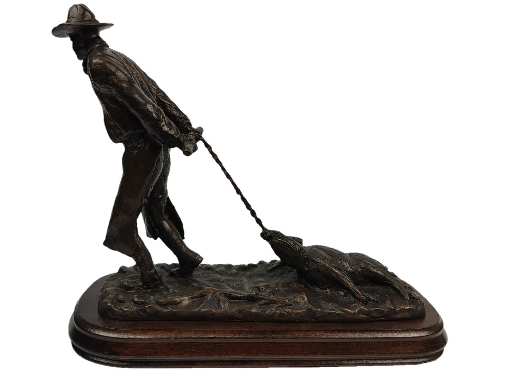 Bronce arrastrando el jabalí de Lucio Relaño