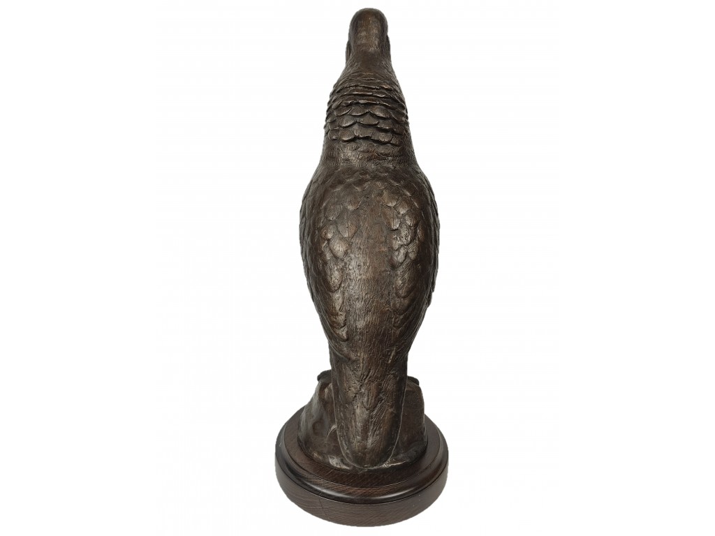 Bronce de halcón atalaya del autor Lucio Relaño