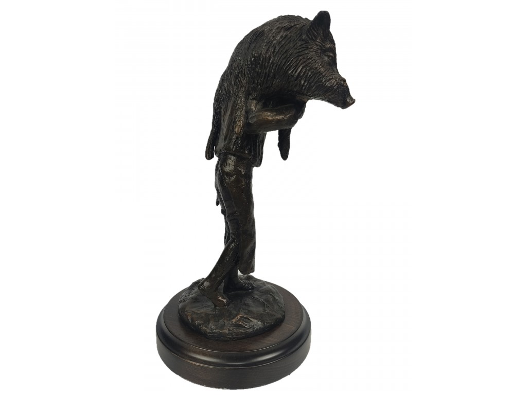 Bronce de perrero cargando al jabalí del autor Lucio Relaño