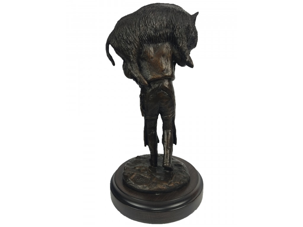 Bronce de perrero cargando al jabalí del autor Lucio Relaño