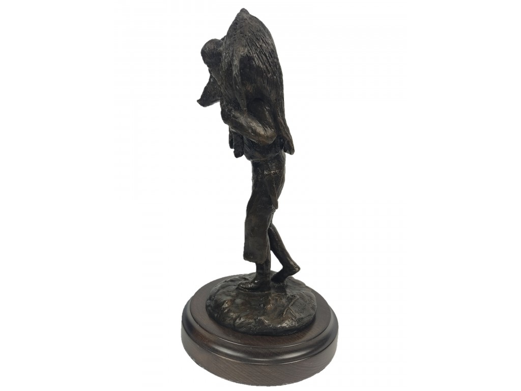 Bronce de perrero cargando al jabalí del autor Lucio Relaño