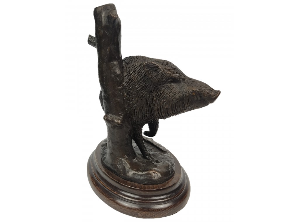 Bronce de Lucio Relaño de jabalí rascándose contra un árbol