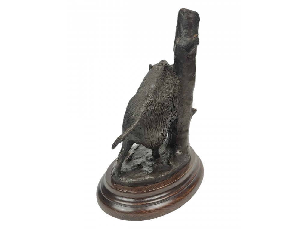 Bronce de Lucio Relaño de jabalí rascándose contra un árbol