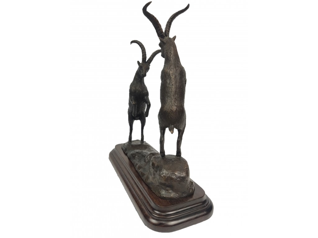 Bronce pelea de cabras monteses del autor Lucio Relaño