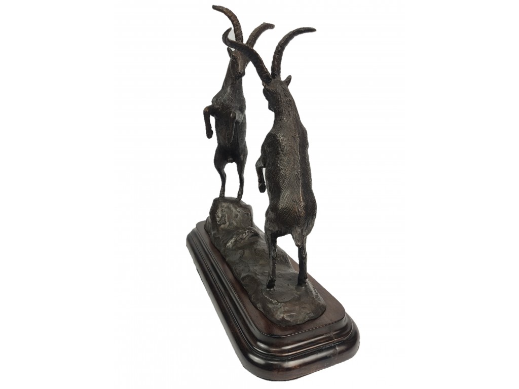 Bronce pelea de cabras monteses del autor Lucio Relaño