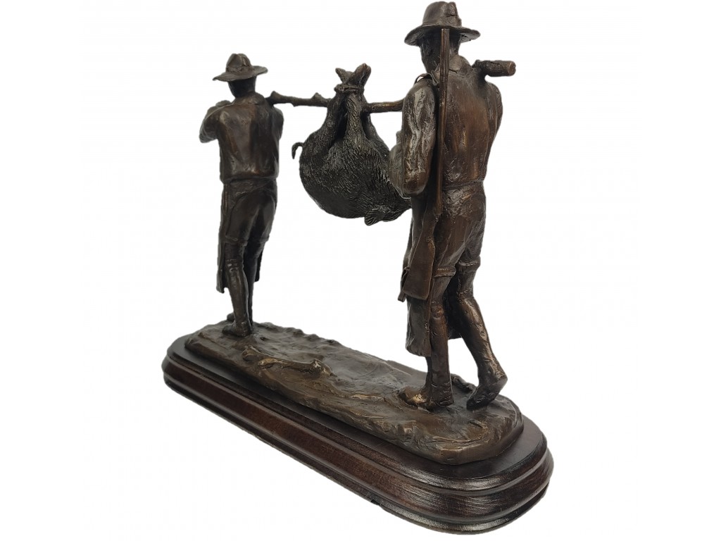 Bronce sacando el jabalí de Lucio Relaño