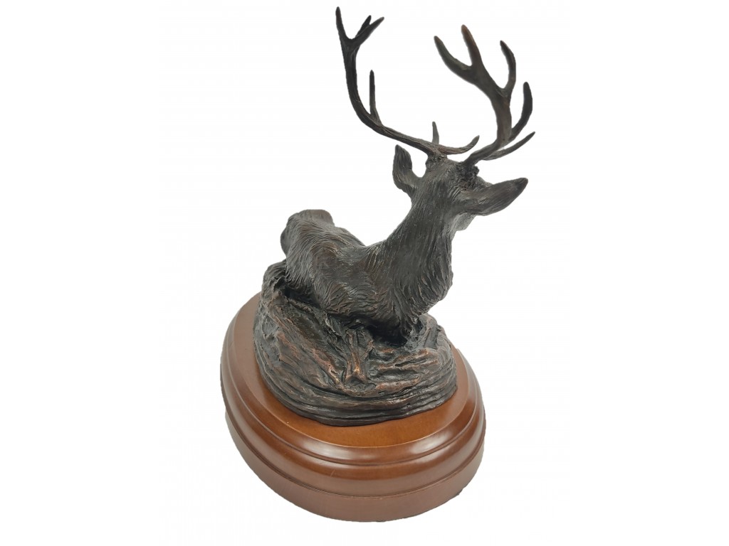 Bronce ciervo tumbado