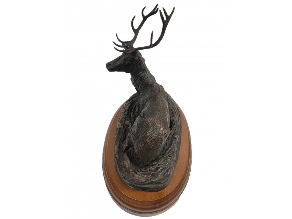 Bronce ciervo tumbado