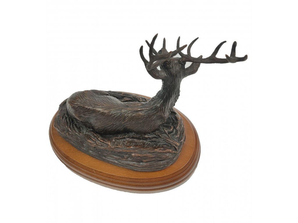 Bronce ciervo tumbado