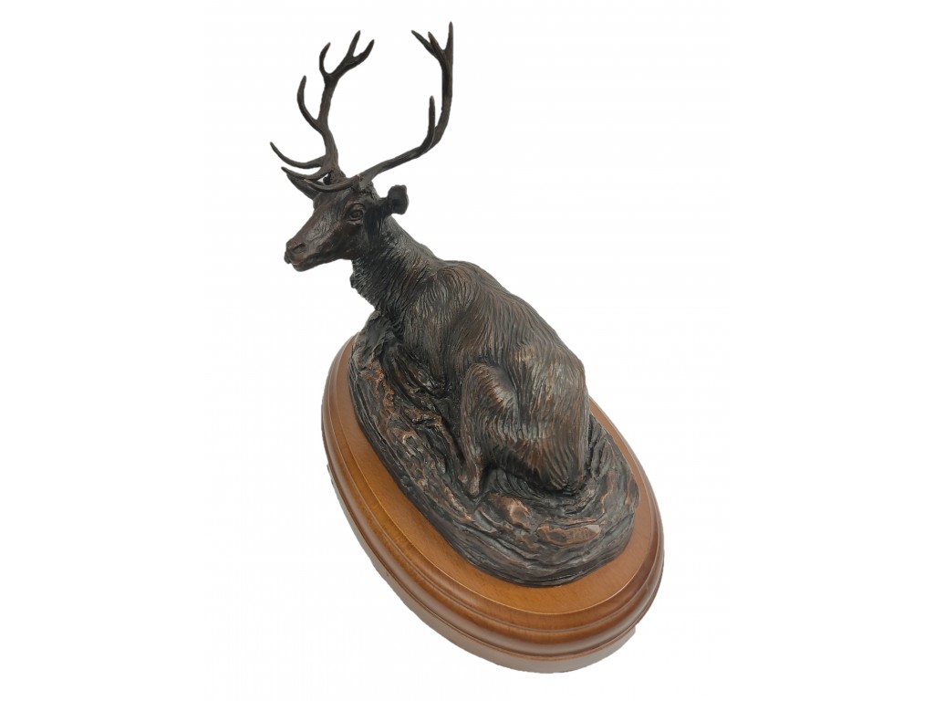 Bronce ciervo tumbado