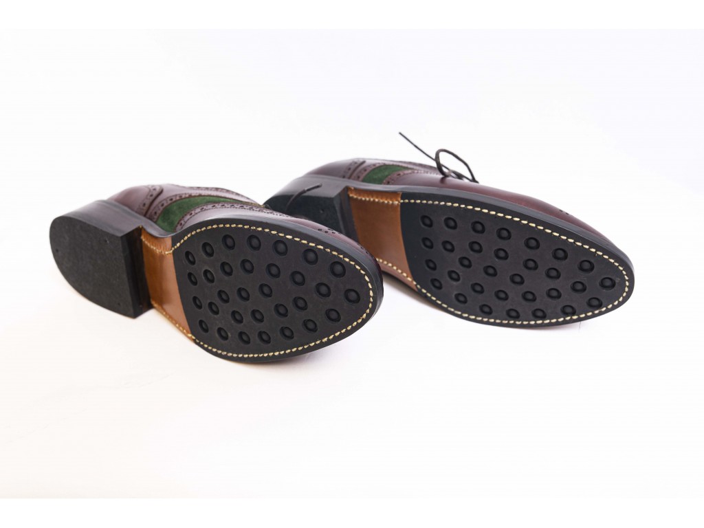 Zapato bicolor con cordones de cuero y musgo en Serbal