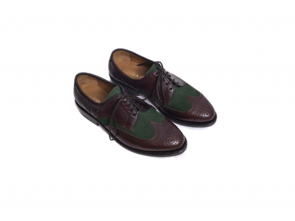 Zapato bicolor con cordones de cuero y musgo en Serbal